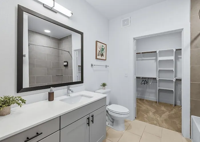 Apartment 001 Chic 2b Condo, Style Pool & Gym Near Stockyard, 7m To Dickies Stadium, 15m To At&t Stadium *