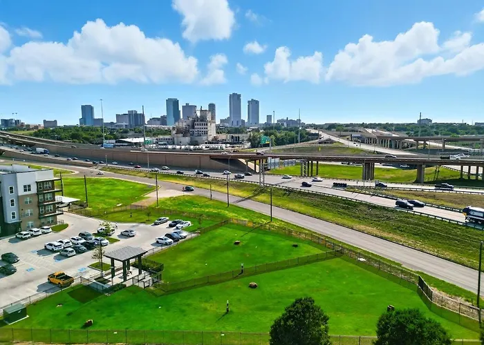 Apartment 001 Chic 2b Condo, Style Pool & Gym Near Stockyard, 7m To Dickies Stadium, 15m To At&t Stadium *
