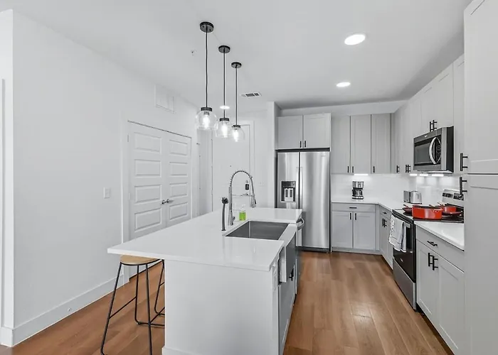 Apartment 001 Chic 2b Condo, Style Pool & Gym Near Stockyard, 7m To Dickies Stadium, 15m To At&t Stadium *