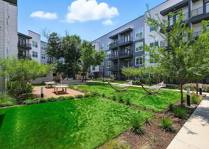 Apartment 001 Chic 2b Condo, Style Pool & Gym Near Stockyard, 7m To Dickies Stadium, 15m To At&t Stadium