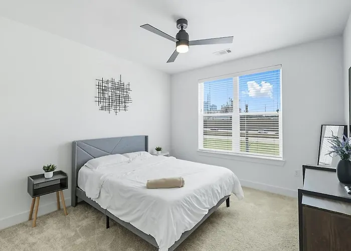 Apartment 001 Chic 2b Condo, Style Pool & Gym Near Stockyard, 7m To Dickies Stadium, 15m To At&t Stadium Fort Worth