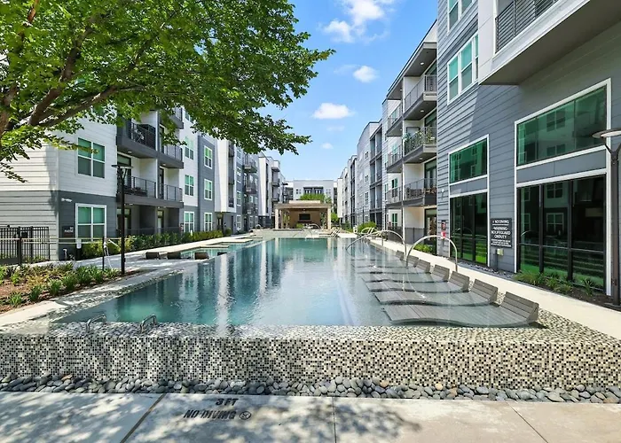 Apartment 001 Chic 2b Condo, Style Pool & Gym Near Stockyard, 7m To Dickies Stadium, 15m To At&t Stadium